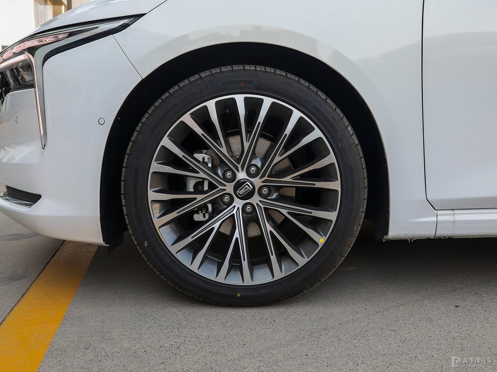 珍珠白奔騰B70車身外觀圖片