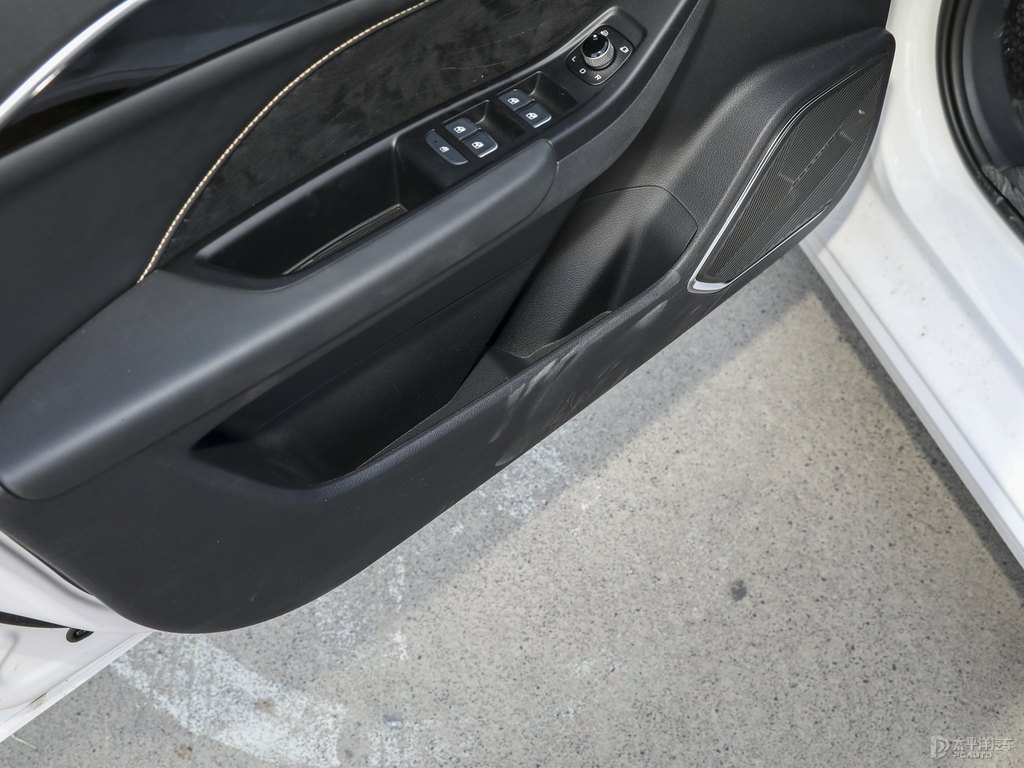 珍珠白奔騰B70車廂內(nèi)飾圖片