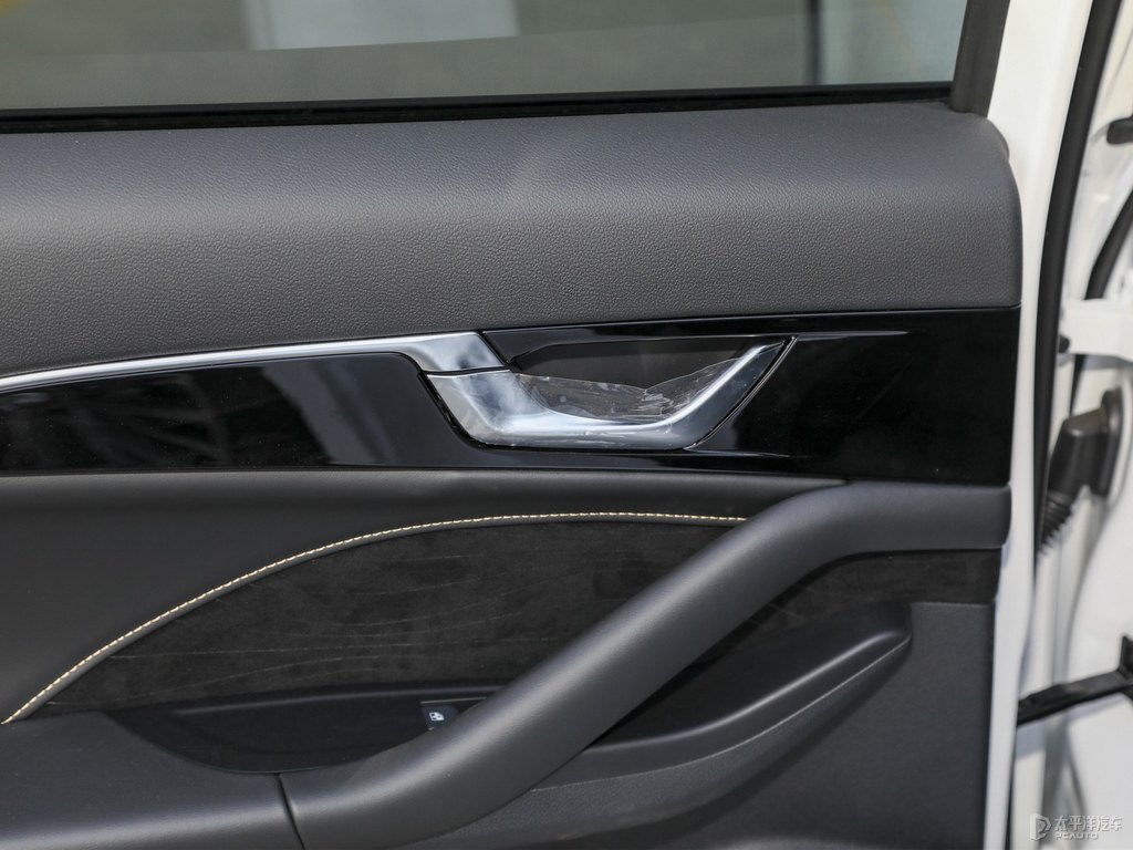 珍珠白奔騰B70車廂內(nèi)飾圖片