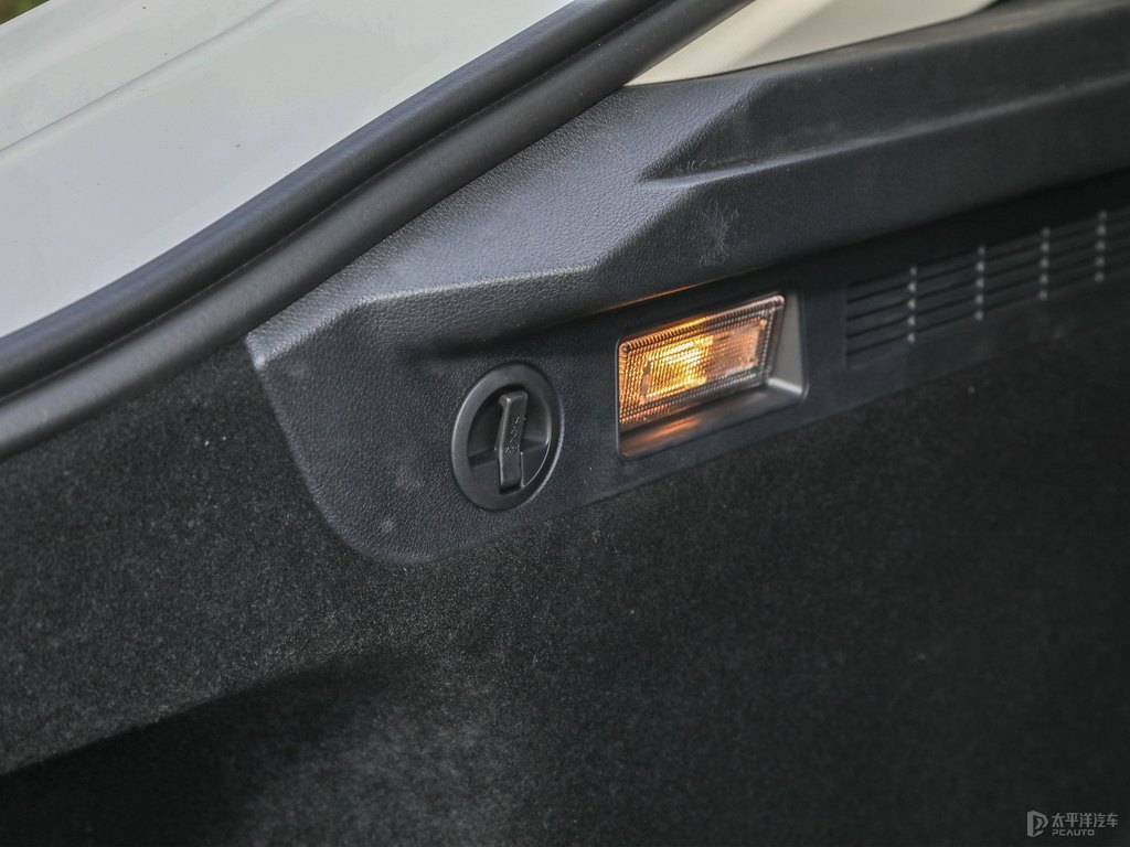 珍珠白奔騰B70后備廂空間圖片