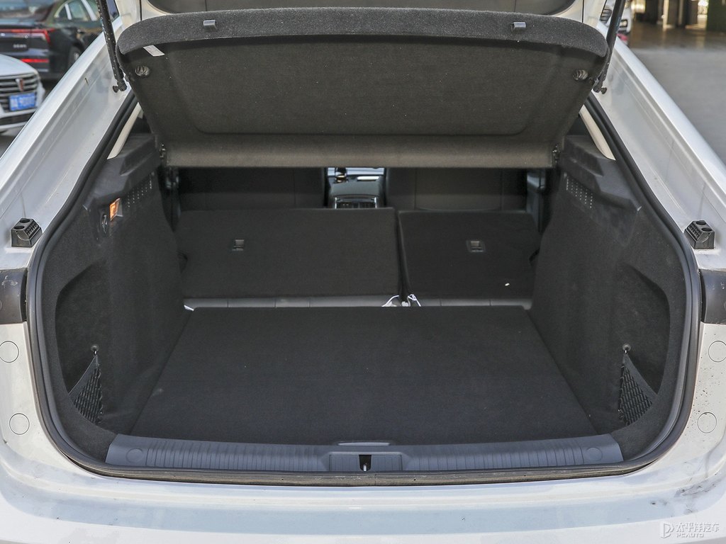 珍珠白奔騰B70后備廂空間圖片