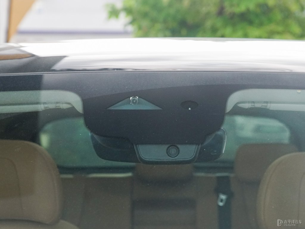松霜綠問(wèn)界M5車(chē)身外觀(guān)圖片
