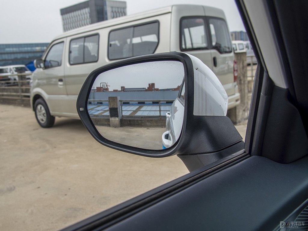 閃光冰晶白長安CS35PLUS車身外觀圖片