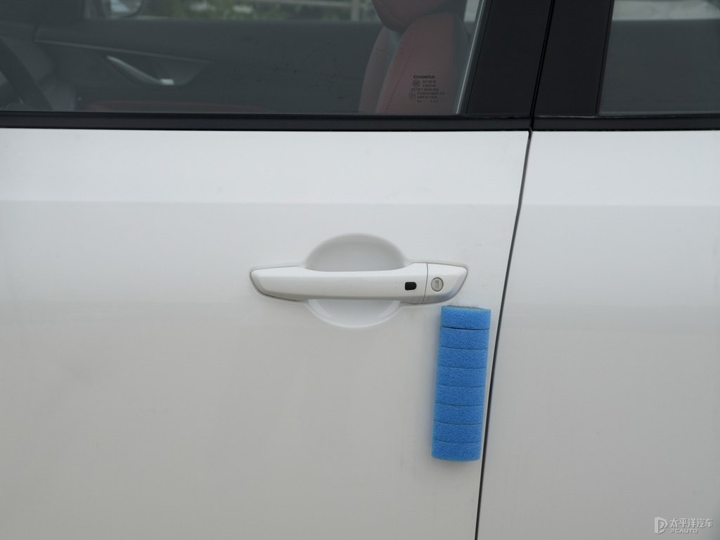 閃光冰晶白長安CS35PLUS車身外觀圖片