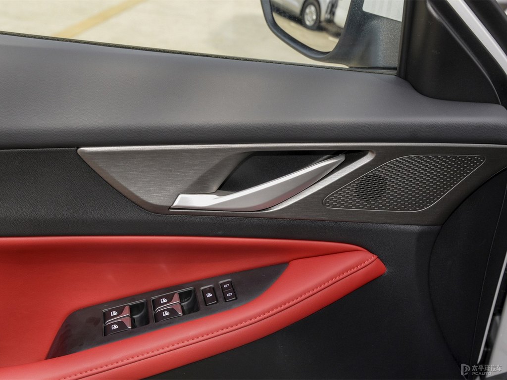 閃光冰晶白長安CS35PLUS車廂內(nèi)飾圖片