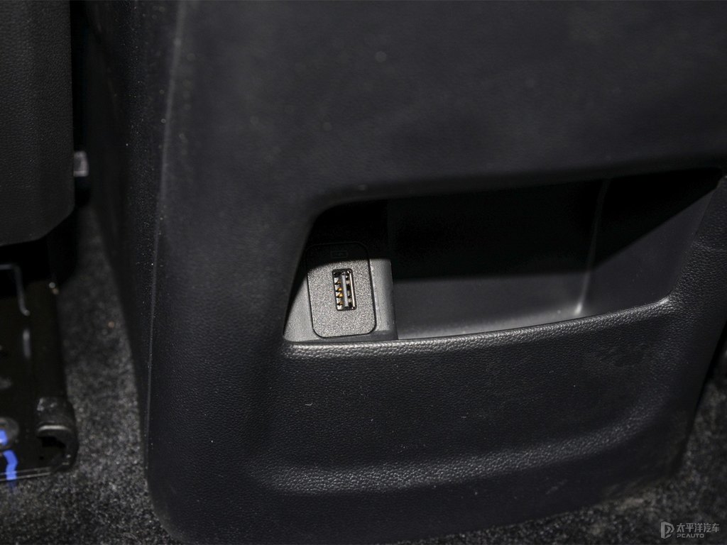 閃光冰晶白長(zhǎng)安CS35PLUS座椅內(nèi)飾圖片