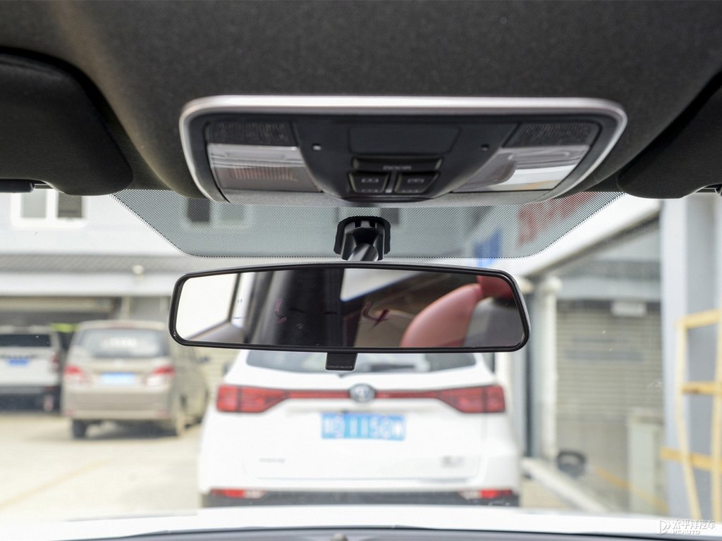 閃光冰晶白長(zhǎng)安CS35PLUS車廂內(nèi)飾圖片