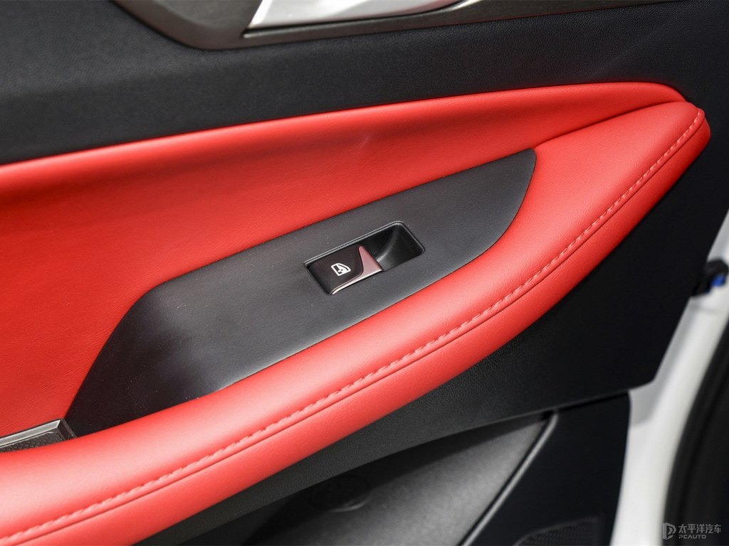閃光冰晶白長(zhǎng)安CS35PLUS車廂內(nèi)飾圖片