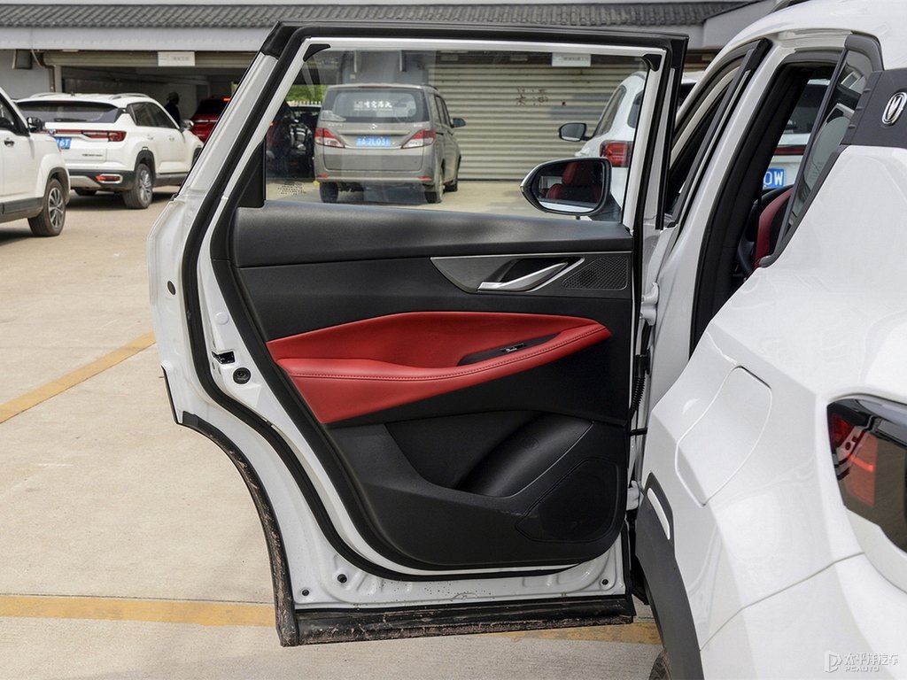 閃光冰晶白長安CS35PLUS車廂內(nèi)飾圖片