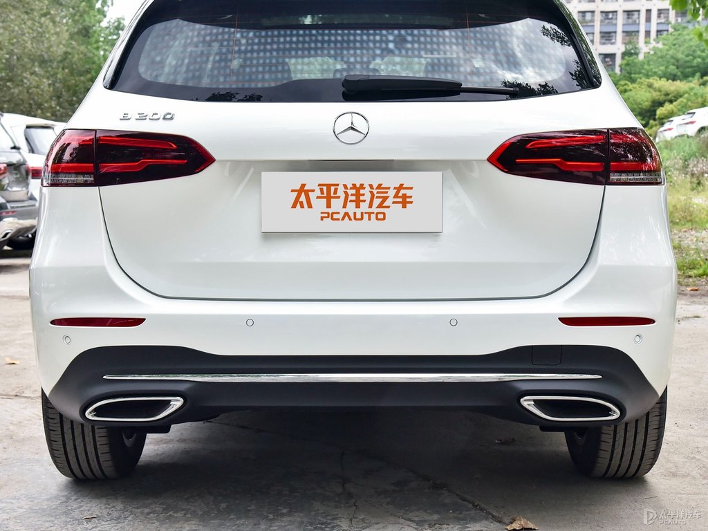 北極白奔馳B級車尾外觀圖片