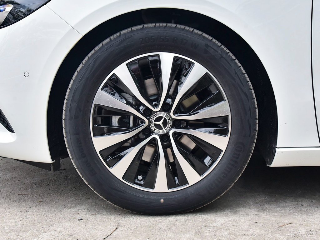 北極白奔馳B級車身外觀圖片