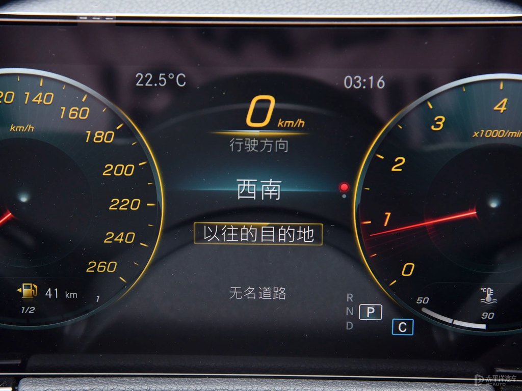 北極白奔馳B級(jí)中控內(nèi)飾圖片