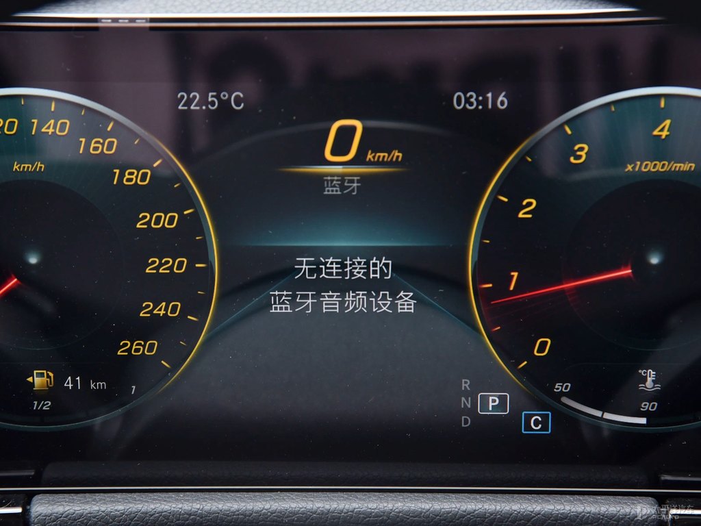 北極白奔馳B級中控內(nèi)飾圖片
