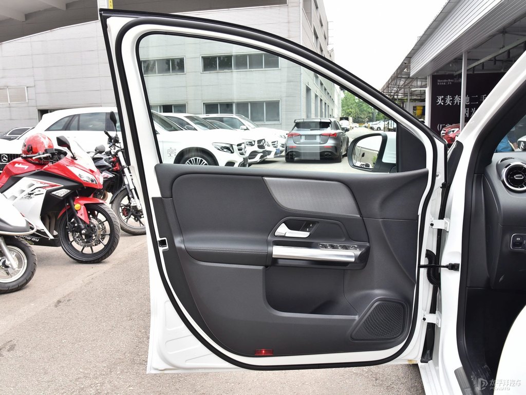 北極白奔馳B級車廂內(nèi)飾圖片