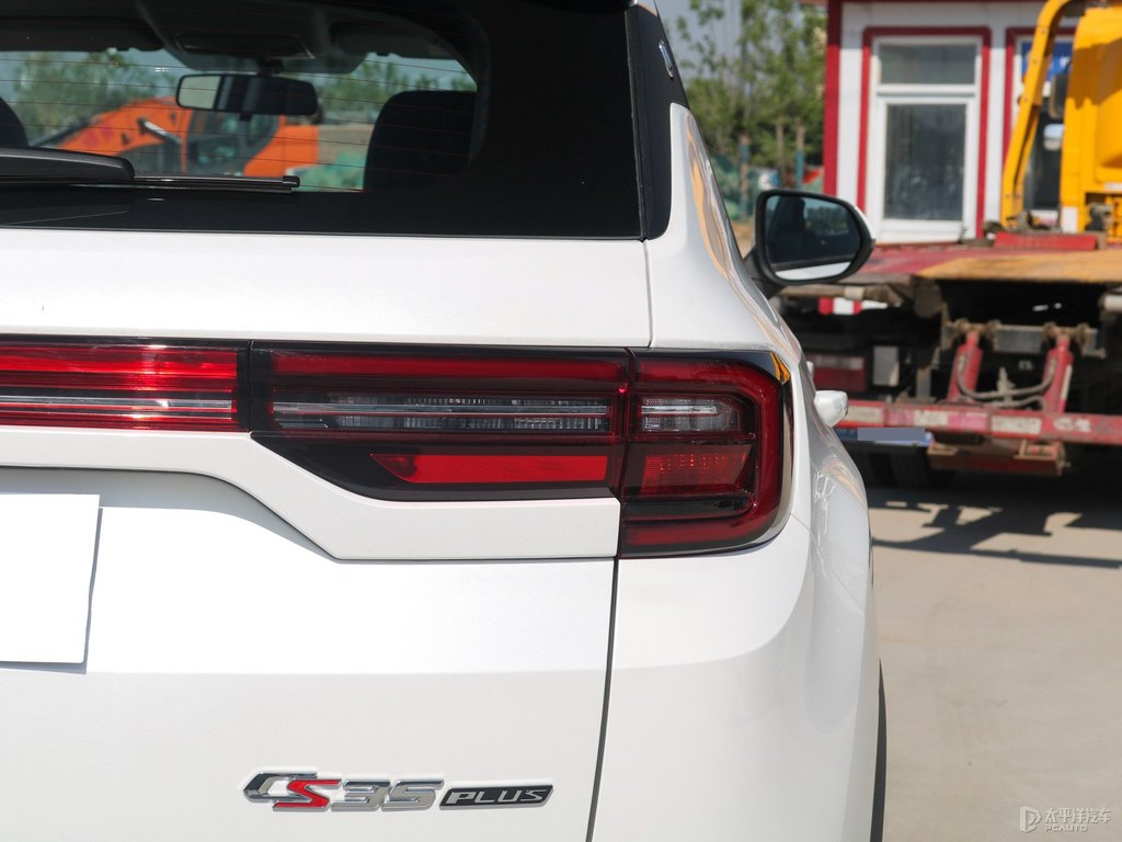 閃光冰晶白長(zhǎng)安CS35PLUS車(chē)尾外觀(guān)圖片