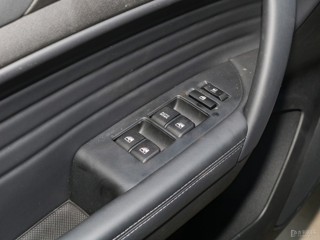 閃光冰晶白長安CS35PLUS車廂內(nèi)飾圖片