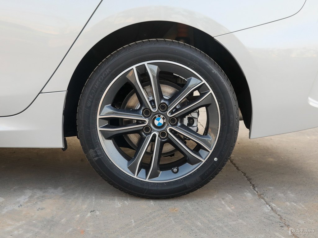 礦石白寶馬1系車身外觀圖片
