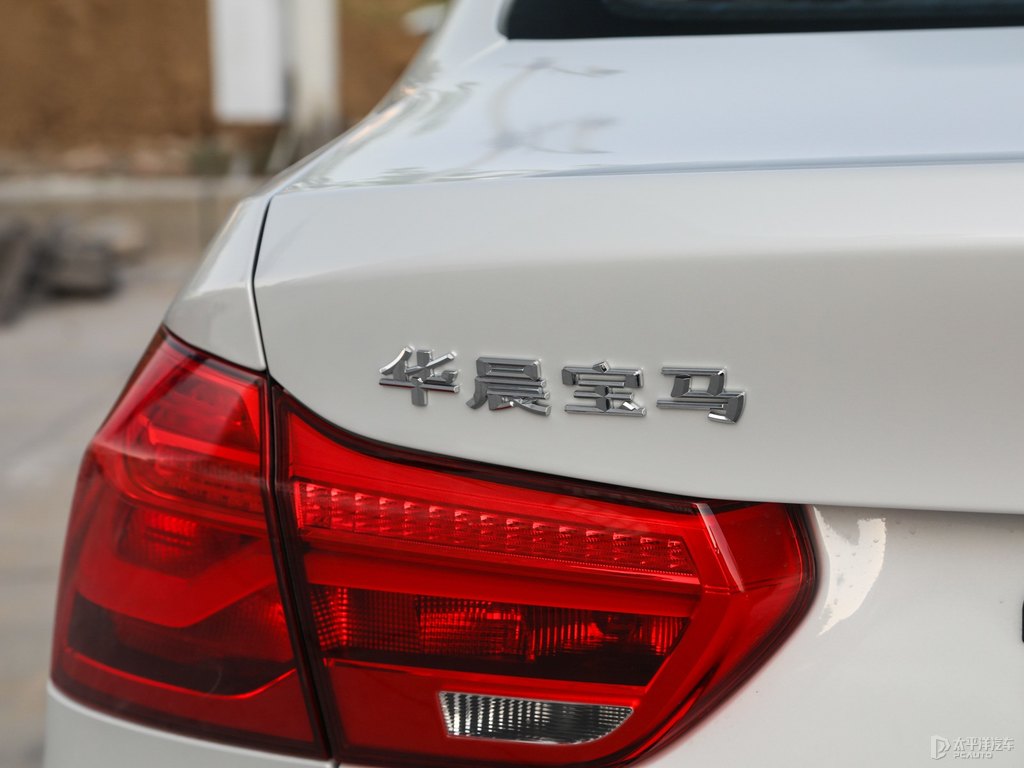 礦石白寶馬1系車尾外觀圖片