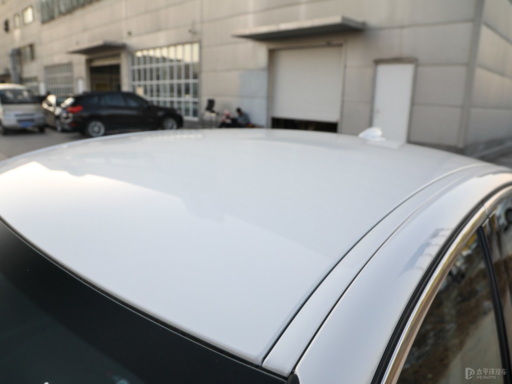 礦石白寶馬1系車身外觀圖片