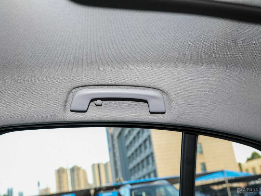 礦石白寶馬1系車廂內(nèi)飾圖片