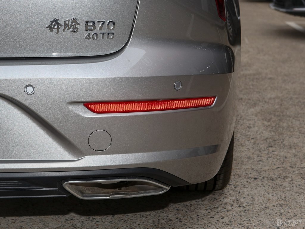 富勒銀奔騰B70車尾外觀圖片