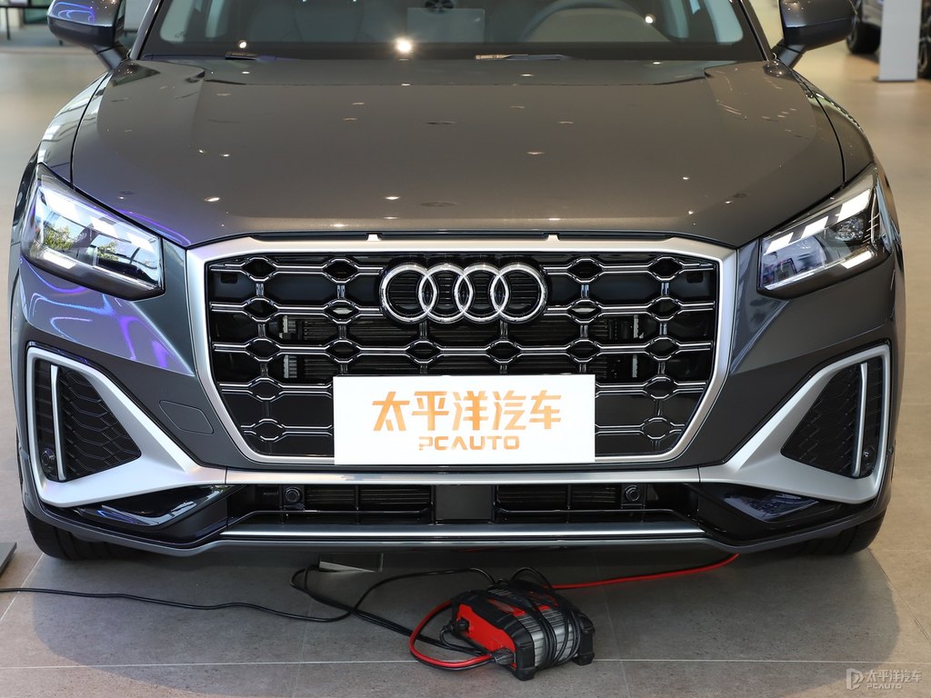 天云灰?jiàn)W迪Q2L車(chē)頭外觀圖片