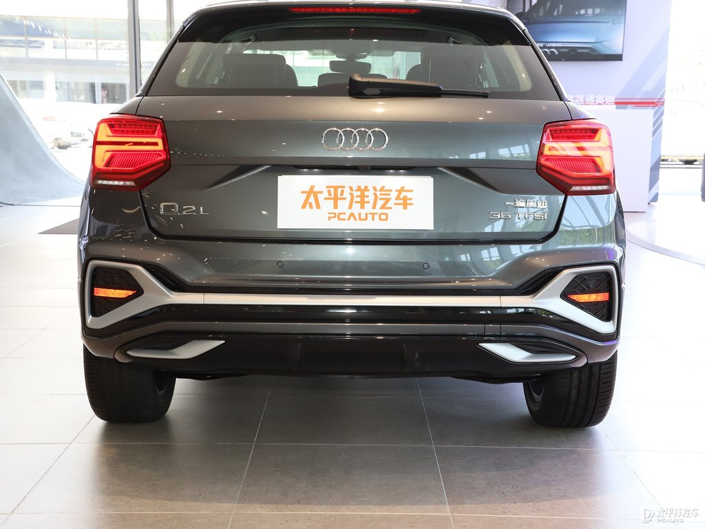 天云灰?jiàn)W迪Q2L車尾外觀圖片