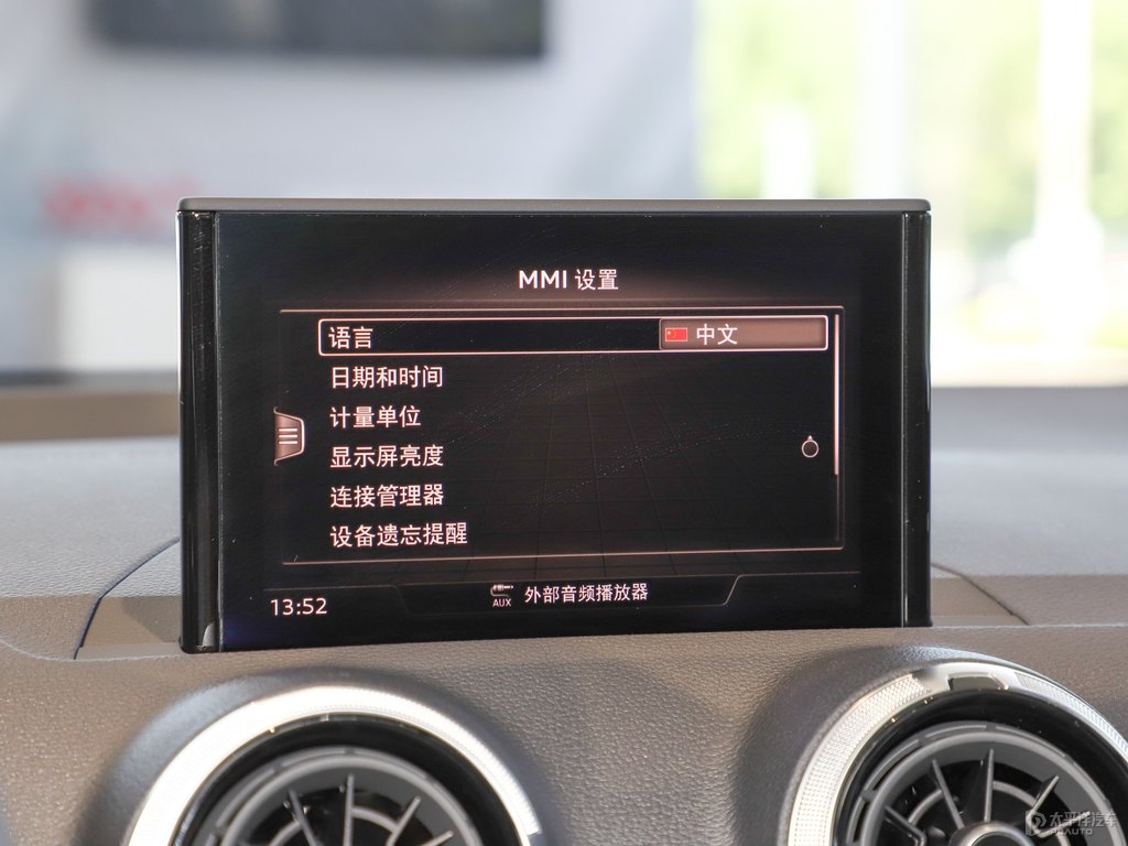 天云灰奧迪Q2L中控內(nèi)飾圖片