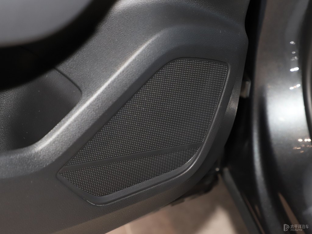 天云灰?jiàn)W迪Q2L車廂內(nèi)飾圖片