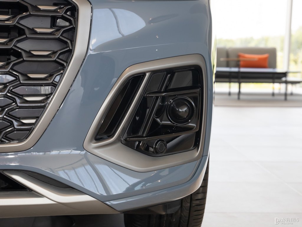 凱莫拉灰奧迪Q5L Sportback車頭外觀圖片