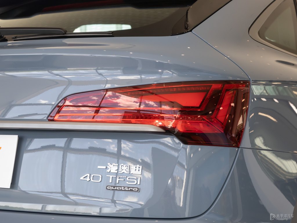 凱莫拉灰奧迪Q5L Sportback車尾外觀圖片
