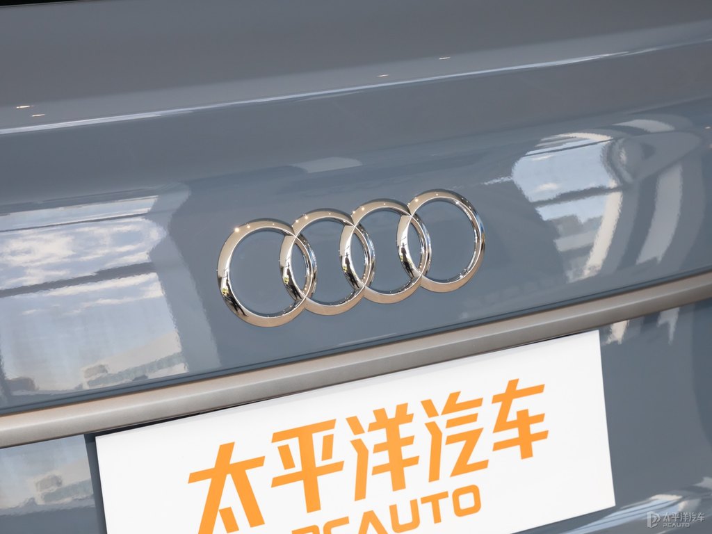凱莫拉灰奧迪Q5L Sportback車尾外觀圖片