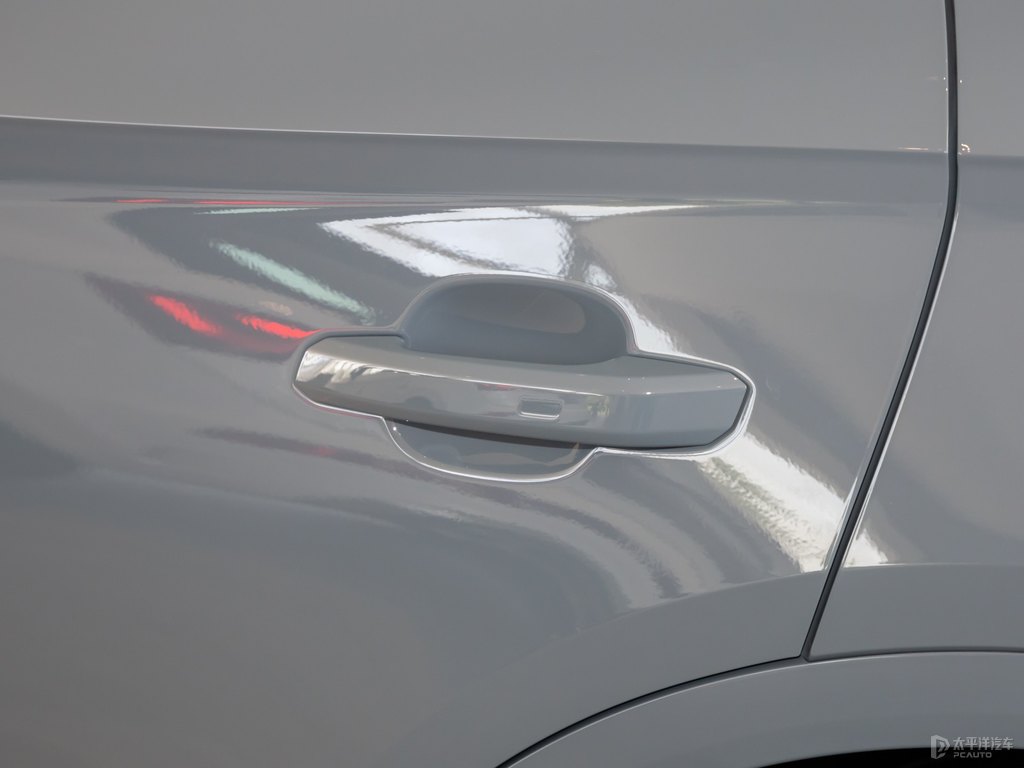 凱莫拉灰奧迪Q5L Sportback車身外觀圖片