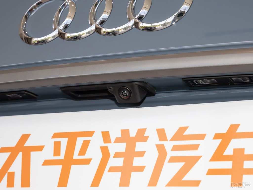 凱莫拉灰奧迪Q5L Sportback車尾外觀圖片