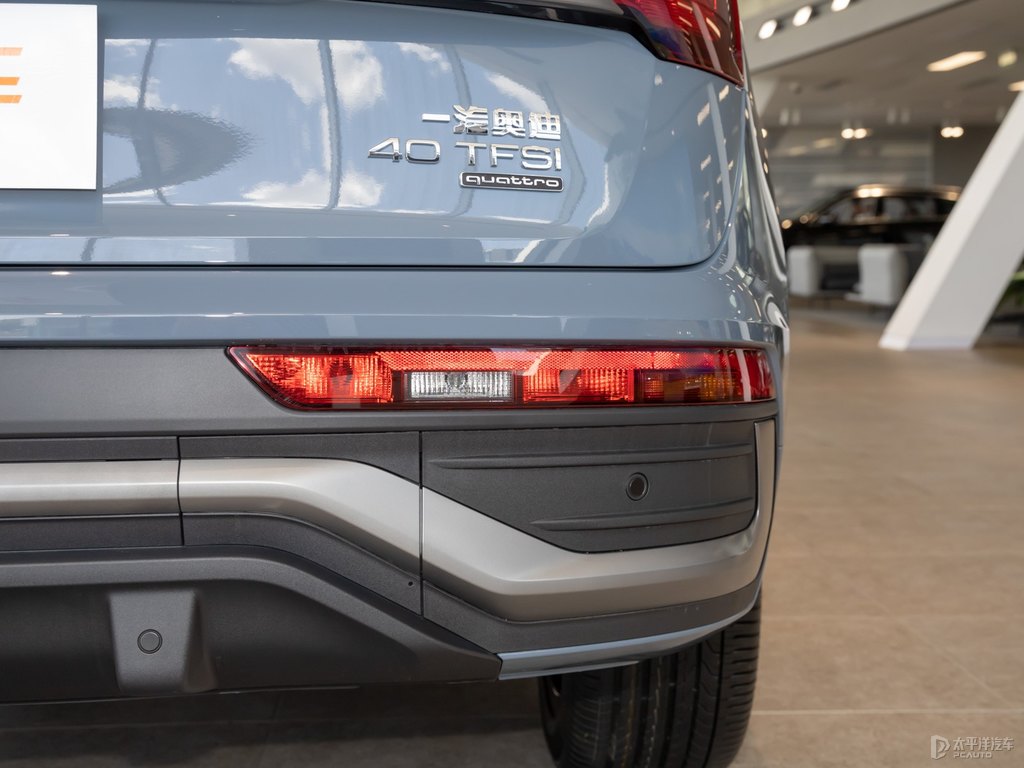 凱莫拉灰奧迪Q5L Sportback車尾外觀圖片