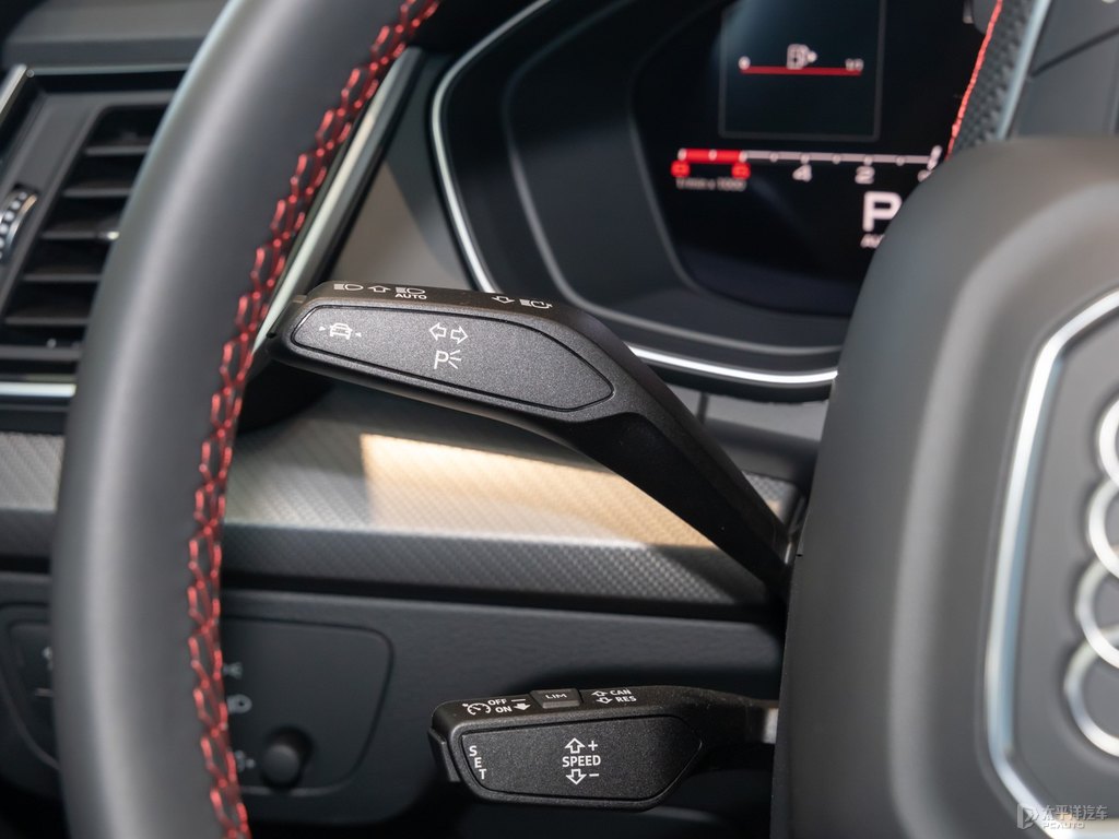 凱莫拉灰奧迪Q5L Sportback中控內(nèi)飾圖片
