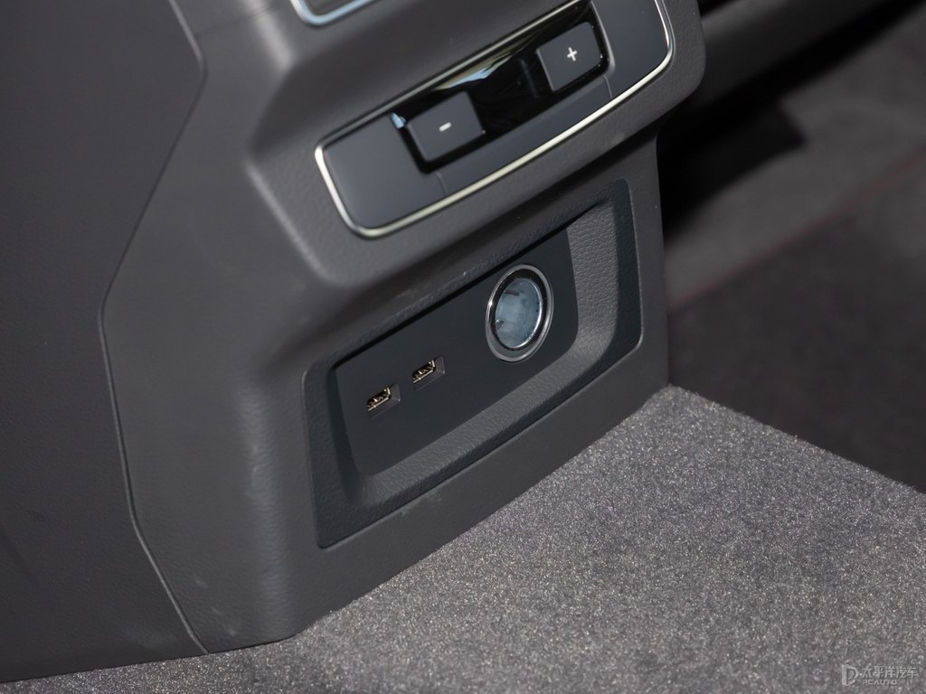 凱莫拉灰奧迪Q5L Sportback座椅內(nèi)飾圖片