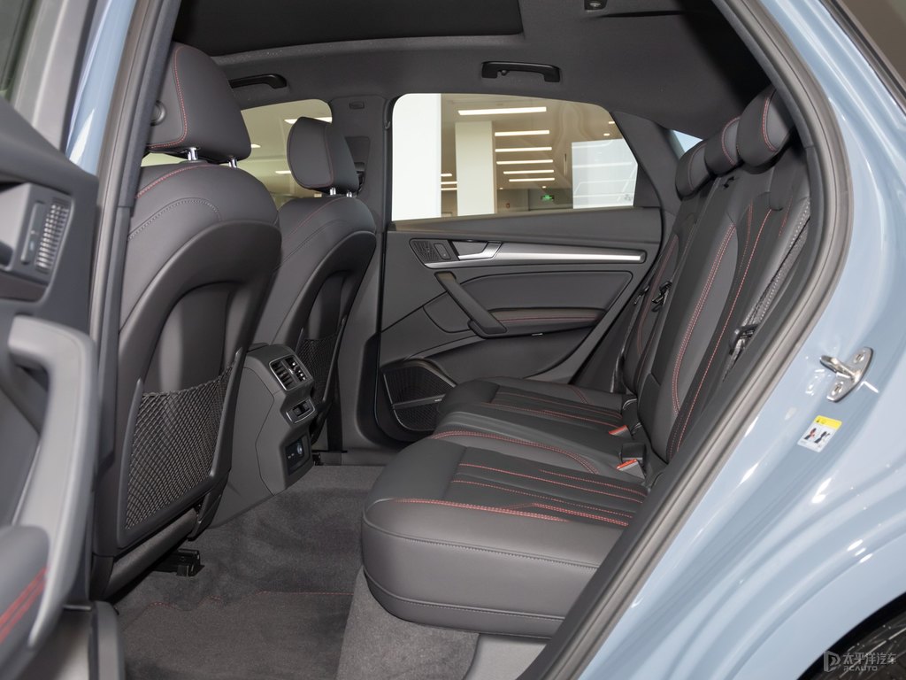 凱莫拉灰奧迪Q5L Sportback駕乘空間空間圖片