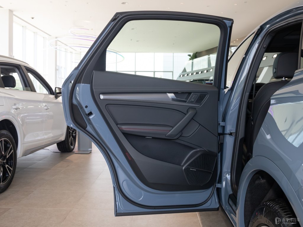 凱莫拉灰奧迪Q5L Sportback車廂內(nèi)飾圖片