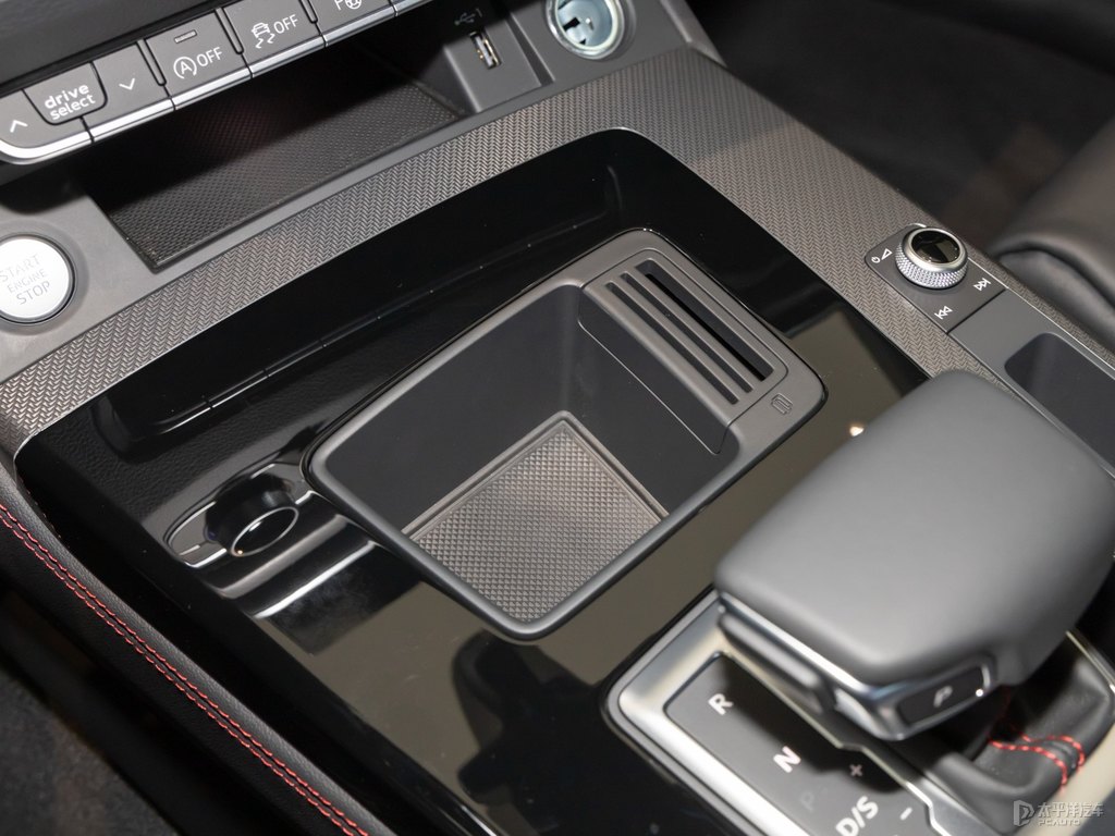 凱莫拉灰奧迪Q5L Sportback儲物空間空間圖片