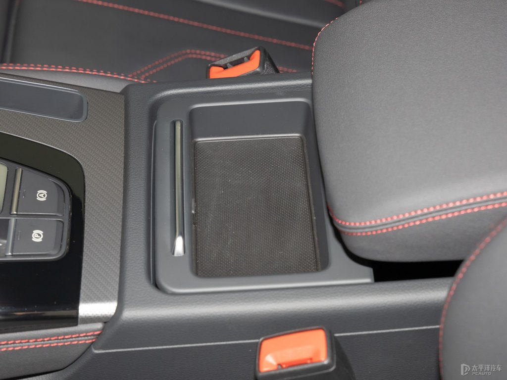 凱莫拉灰奧迪Q5L Sportback儲(chǔ)物空間空間圖片