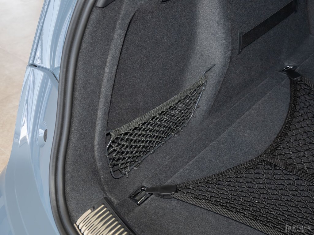 凱莫拉灰奧迪Q5L Sportback后備廂空間圖片