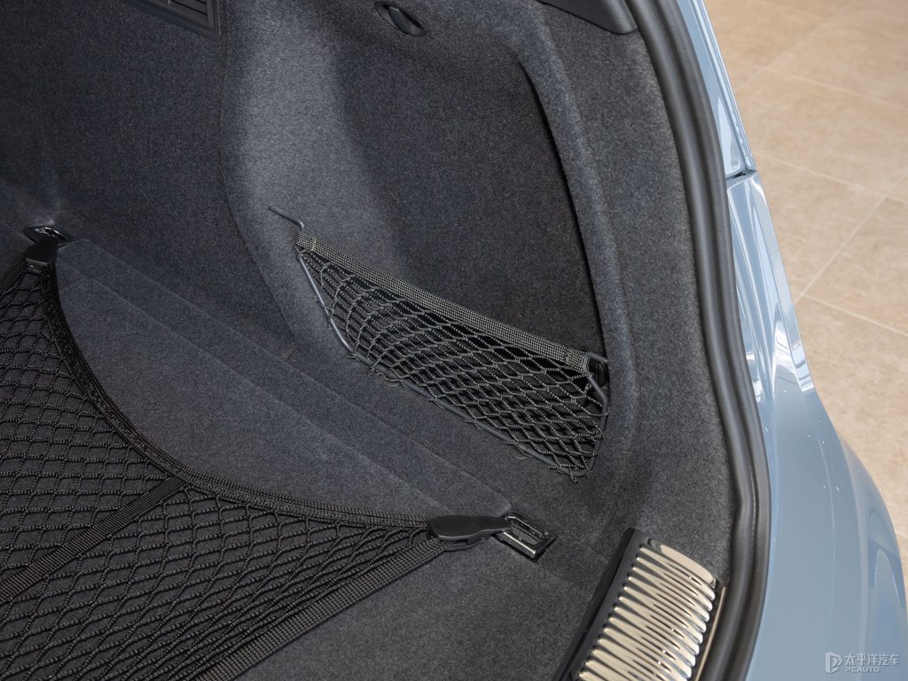 凱莫拉灰奧迪Q5L Sportback后備廂空間圖片