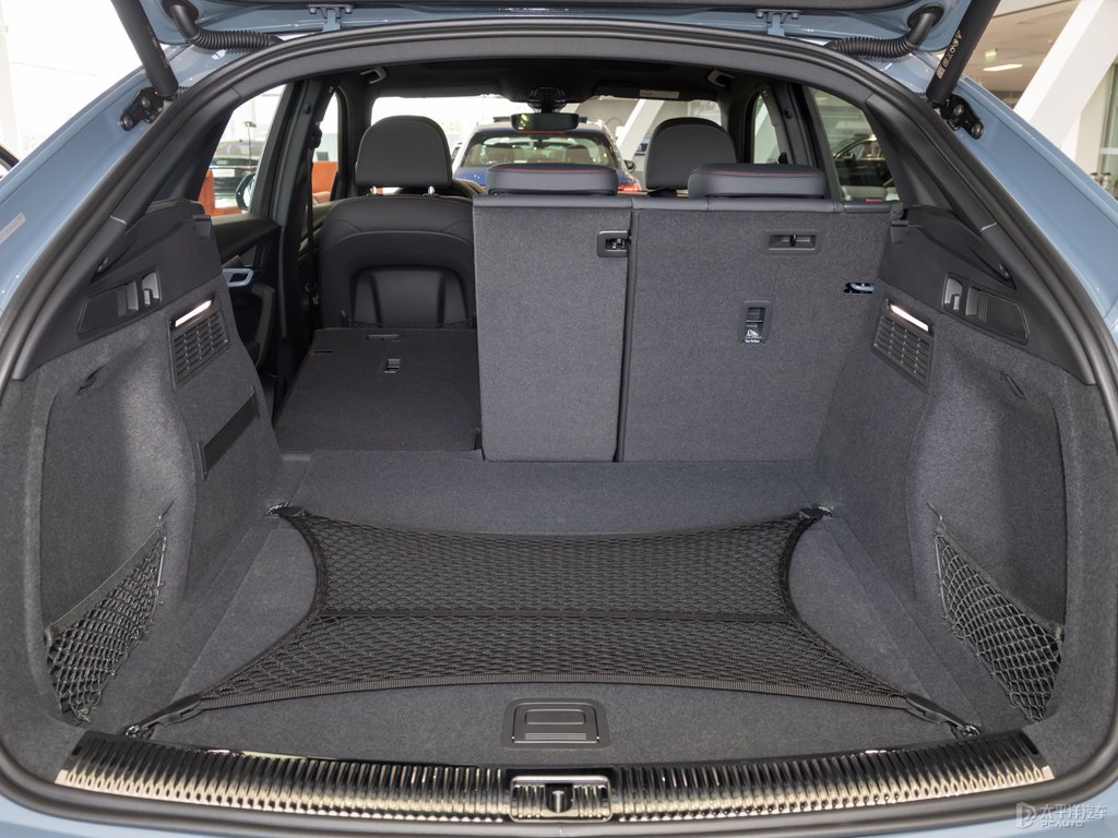 凱莫拉灰奧迪Q5L Sportback后備廂空間圖片