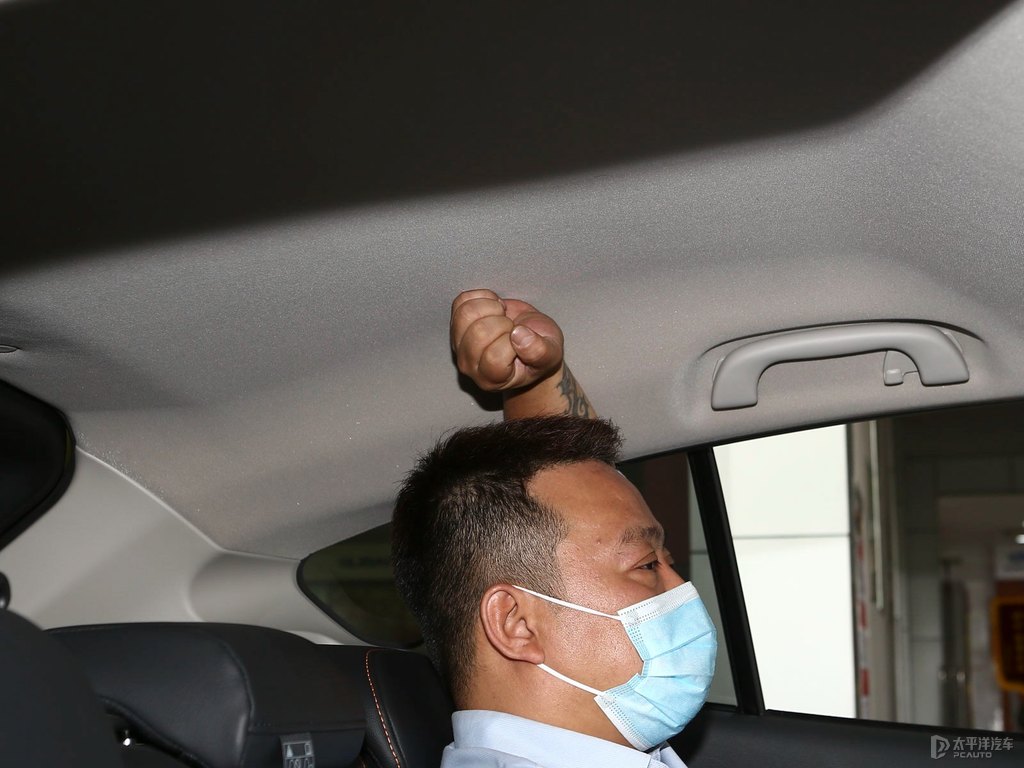 摩登珠光黃斯巴魯XV駕乘空間空間圖片