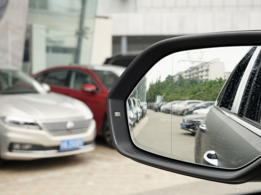 月巖灰途昂X車身外觀圖片