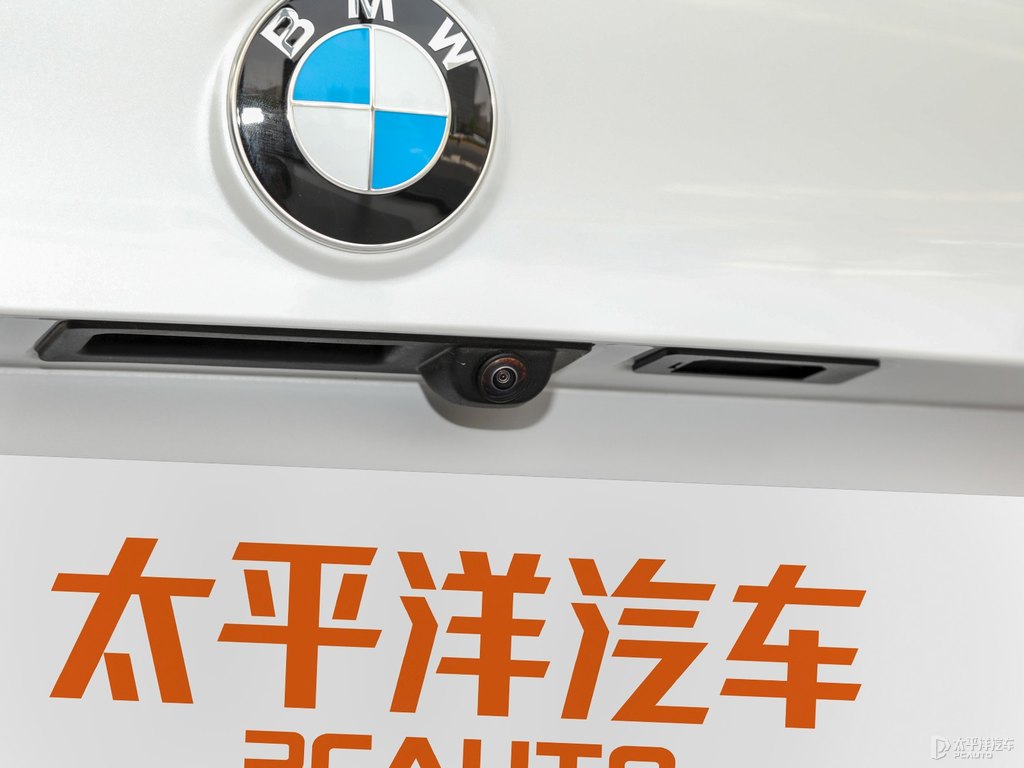 礦石白寶馬1系車尾外觀圖片