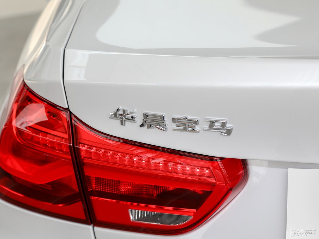 礦石白寶馬1系車尾外觀圖片