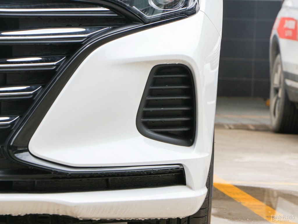 閃光冰晶白逸動PLUS車頭外觀圖片