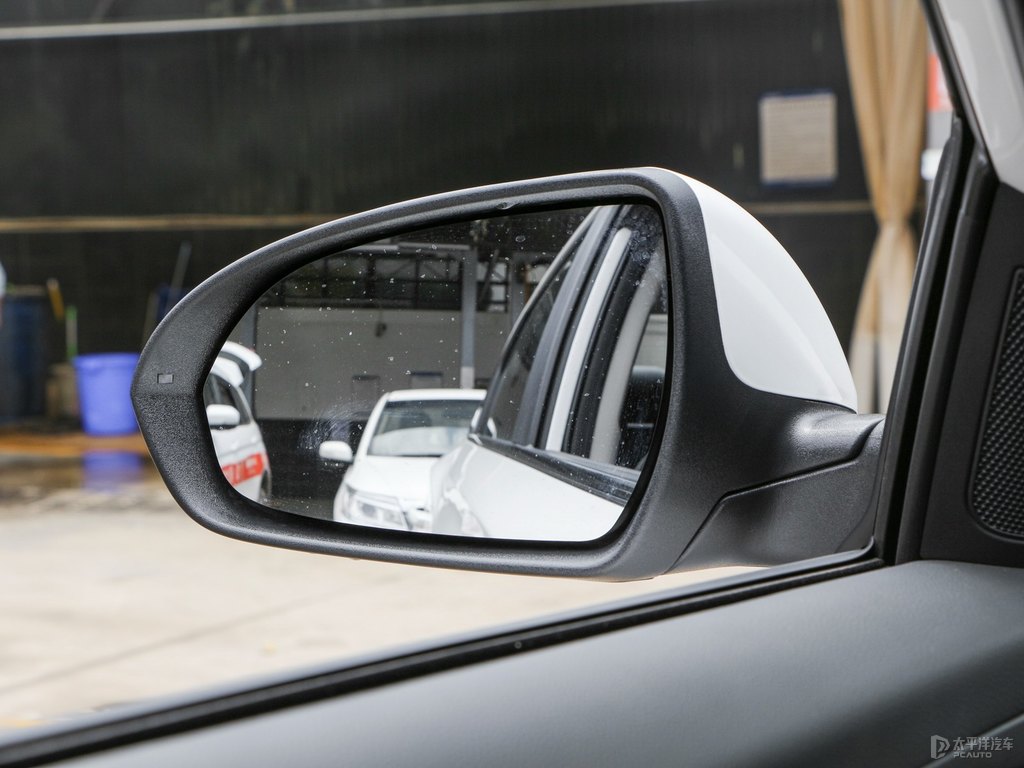 閃光冰晶白逸動PLUS車身外觀圖片